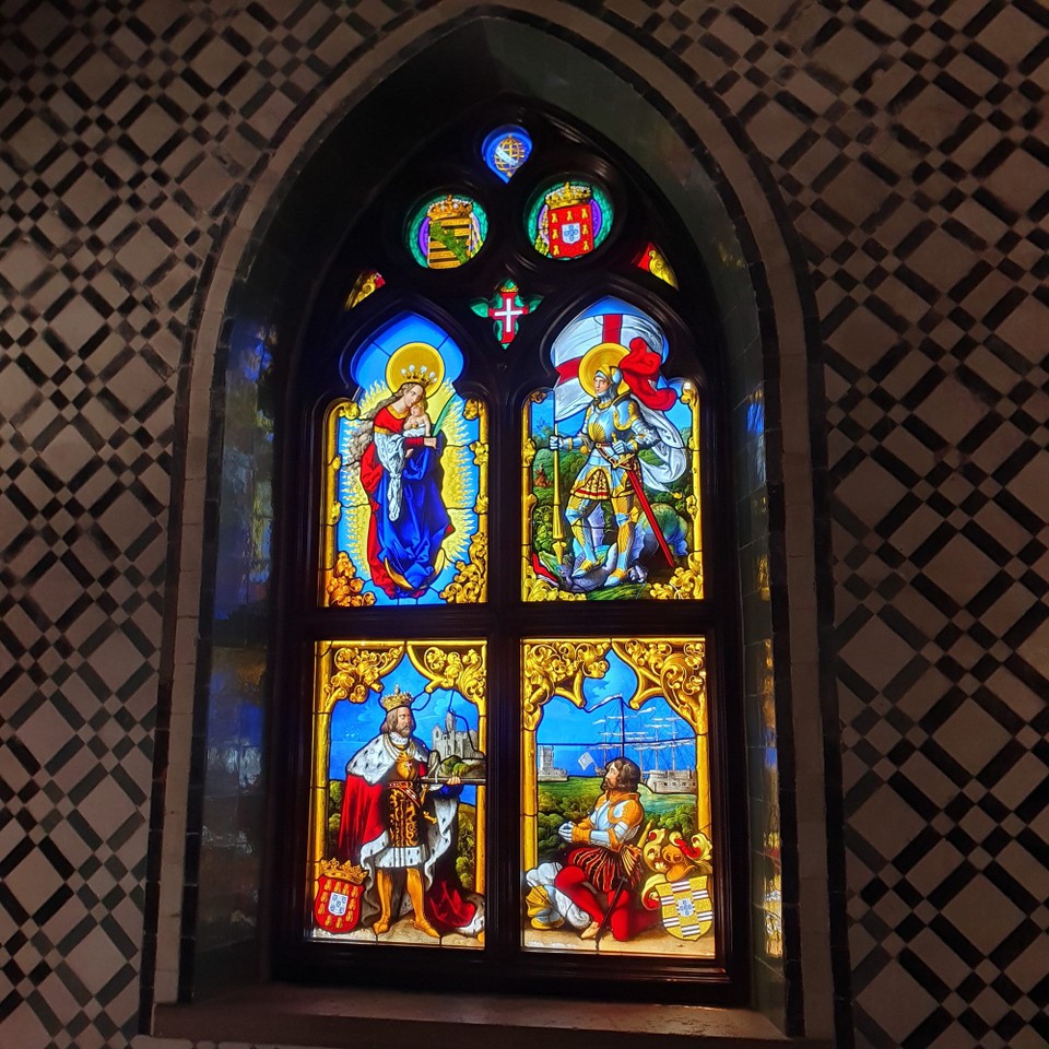 Portugal - Sintra - Das Fenster der Kapelle vom Palácio Nacional da Pena.