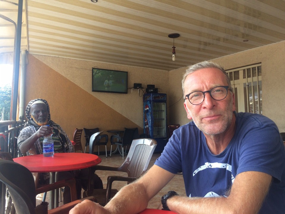 Äthiopien - Addis Abeba - Mal wieder Pause- das Bild gilt Ralf UND dem eitlen älteren Herren links, der seinen Bart jugendlich rot färbt, keine Seltenheit hiermit 