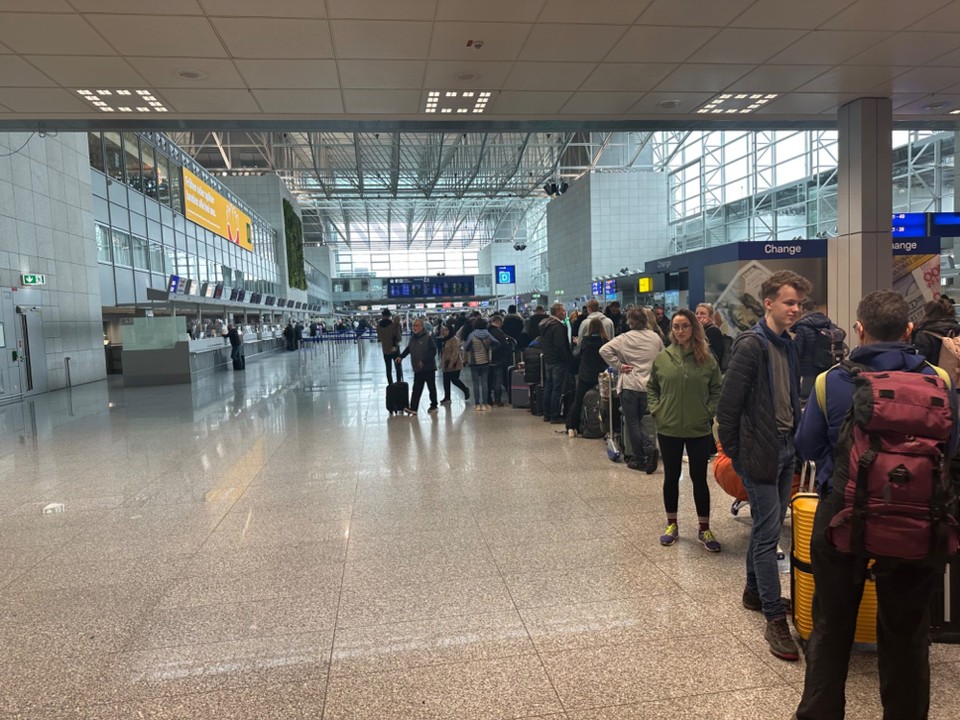 Deutschland - Frankfurt am Main - ... lange Schlange das EDV-System ist ausgefallen