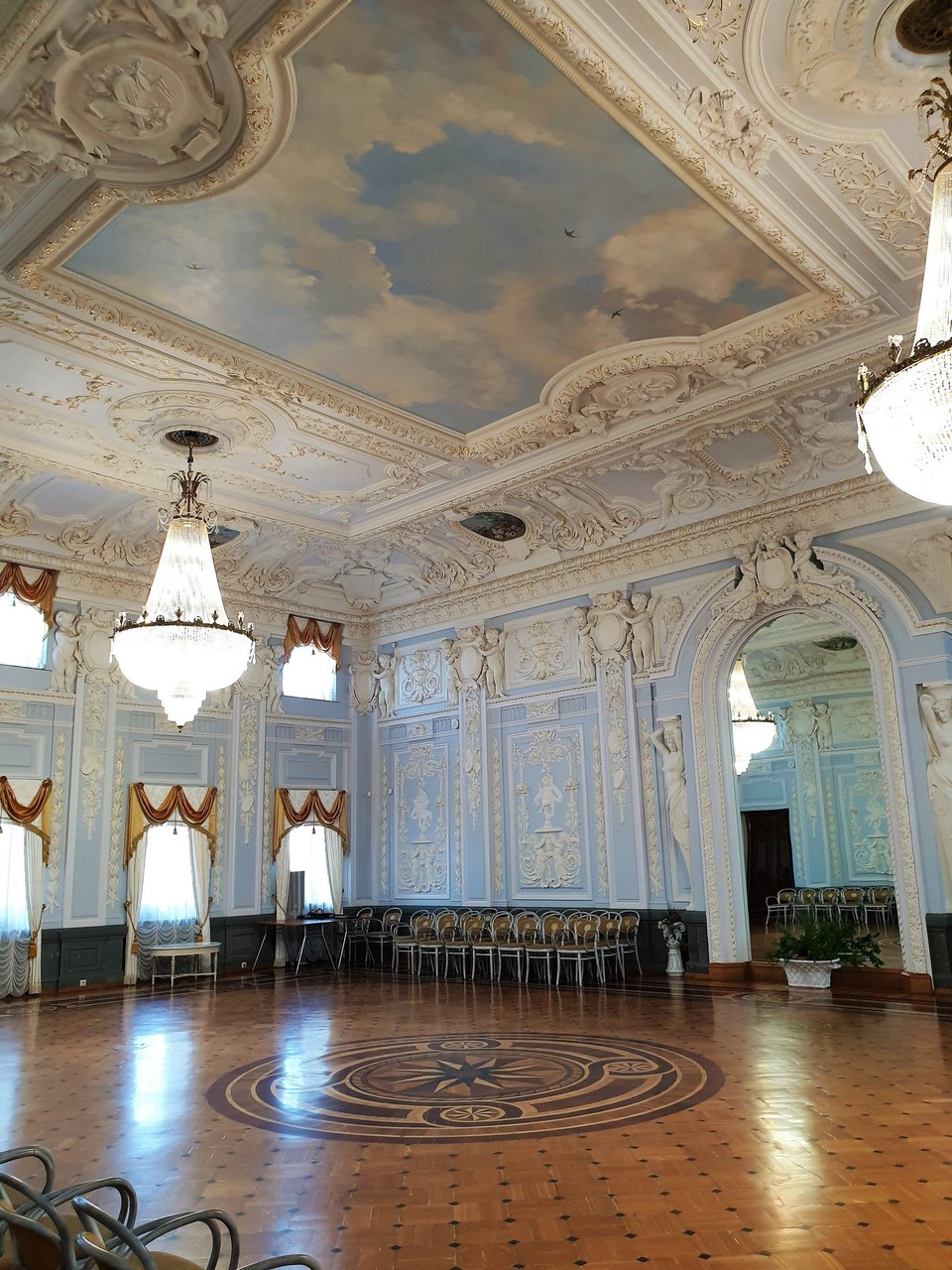 Russia - Nizhny Novgorod - Grand ballroom in the Rukavishnikov Mansion