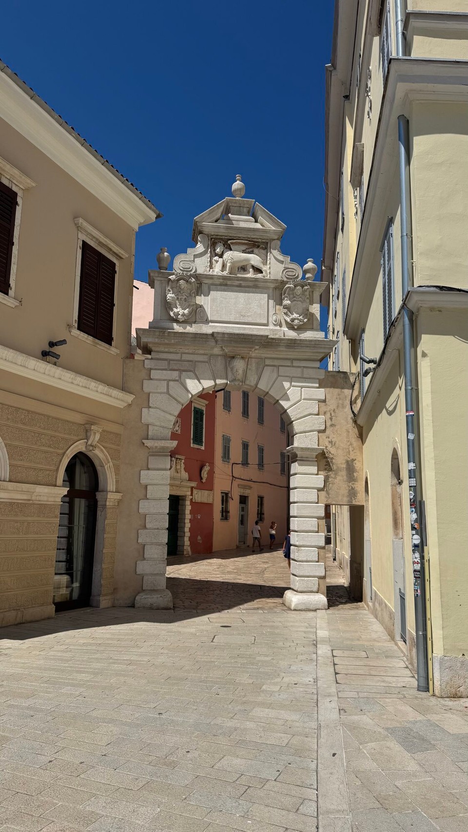 Kroatien - Rovinj - Balbi's Arch
Steintor von 1679 mit prachtvollen Reliefs wie einem geflügelten Löwen