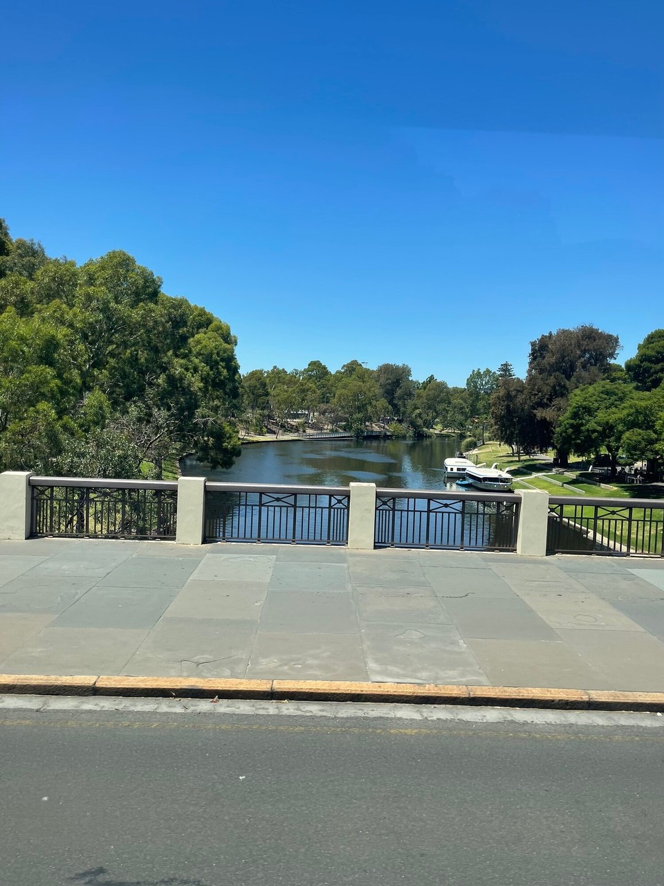 Australien - Port Adelaide - ...viel Grün und Fluss