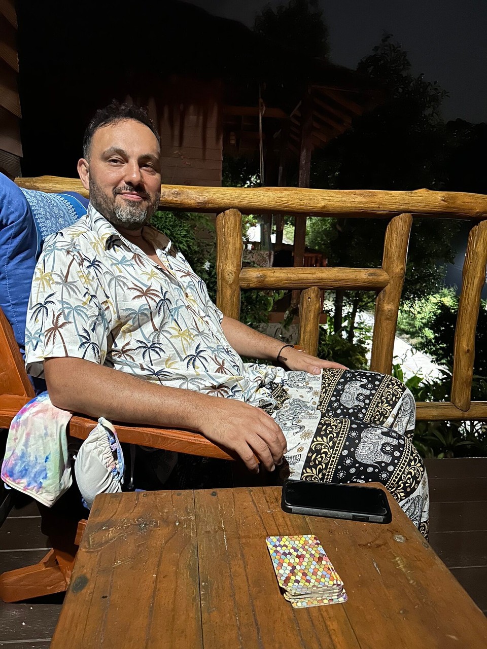Thailand -  - Dieser Mann: Er trägt ein interessantes, modernes Outfit. Aber: Er trägt auch alle Farbem die es aktuell auf der Welt gibt