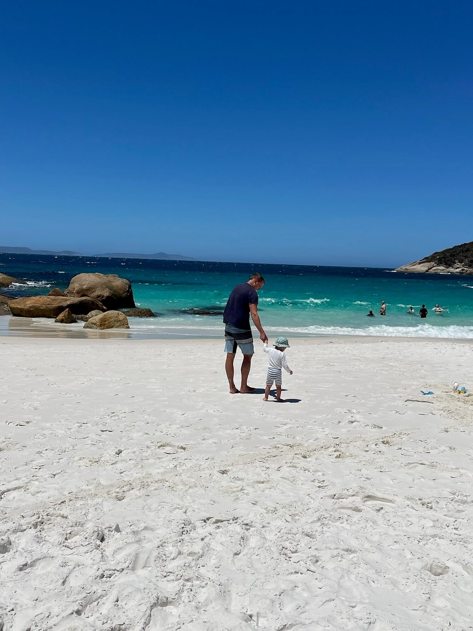 Australien - Nanarup - Elias hat sich dann auch schonmal in Richtung Wasser getraut. Mehr ist aber noch nicht drin.