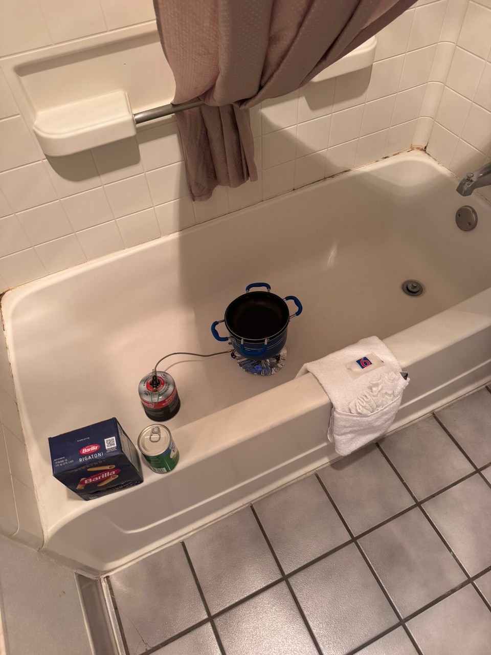 Vereinigte Staaten - Grand Canyon Village - Übernachte düemer in Williams. Will mier morn scho richtig Las Vegas fahred und nur 1 Nacht do sind schlafener im ne Motel. Koched hemmet denn no ih de Badwanne ih de Hoffnig, dass de Füralarm ned abgod.😂
S‘Motel esch so mässig aber für 1 Nacht oke.