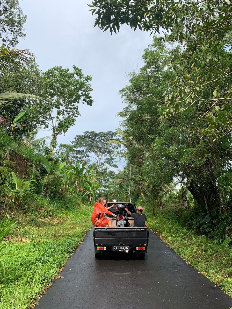 Indonesia - Denpasar - locals helped- flat tyre 