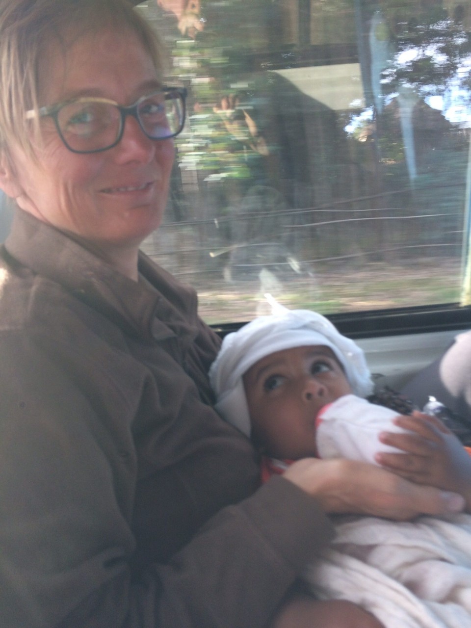Äthiopien - Bahir Dar - Ich sagte ja schon mal, hier wird man schnell familiär. Die Kleine war neugierig auf die Farangis (Fremden), und schwupp, hatte ich sie auf dem Schoß 