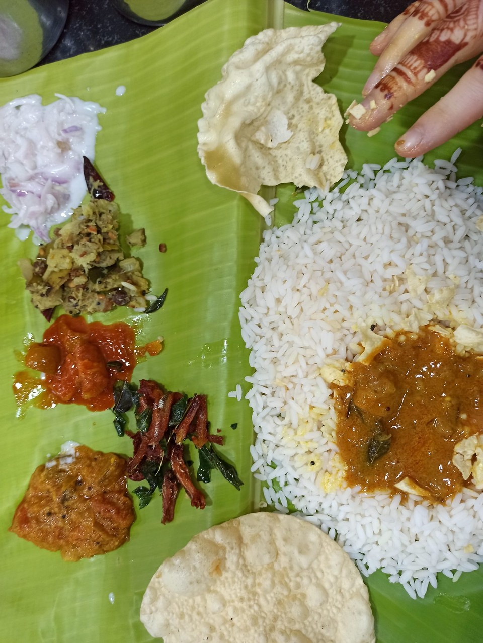 Indien - Suryanelli - Sadya- typisch süd-indisches Essen für besondere Anlässe serviert auf einem Bananenblatt 😋