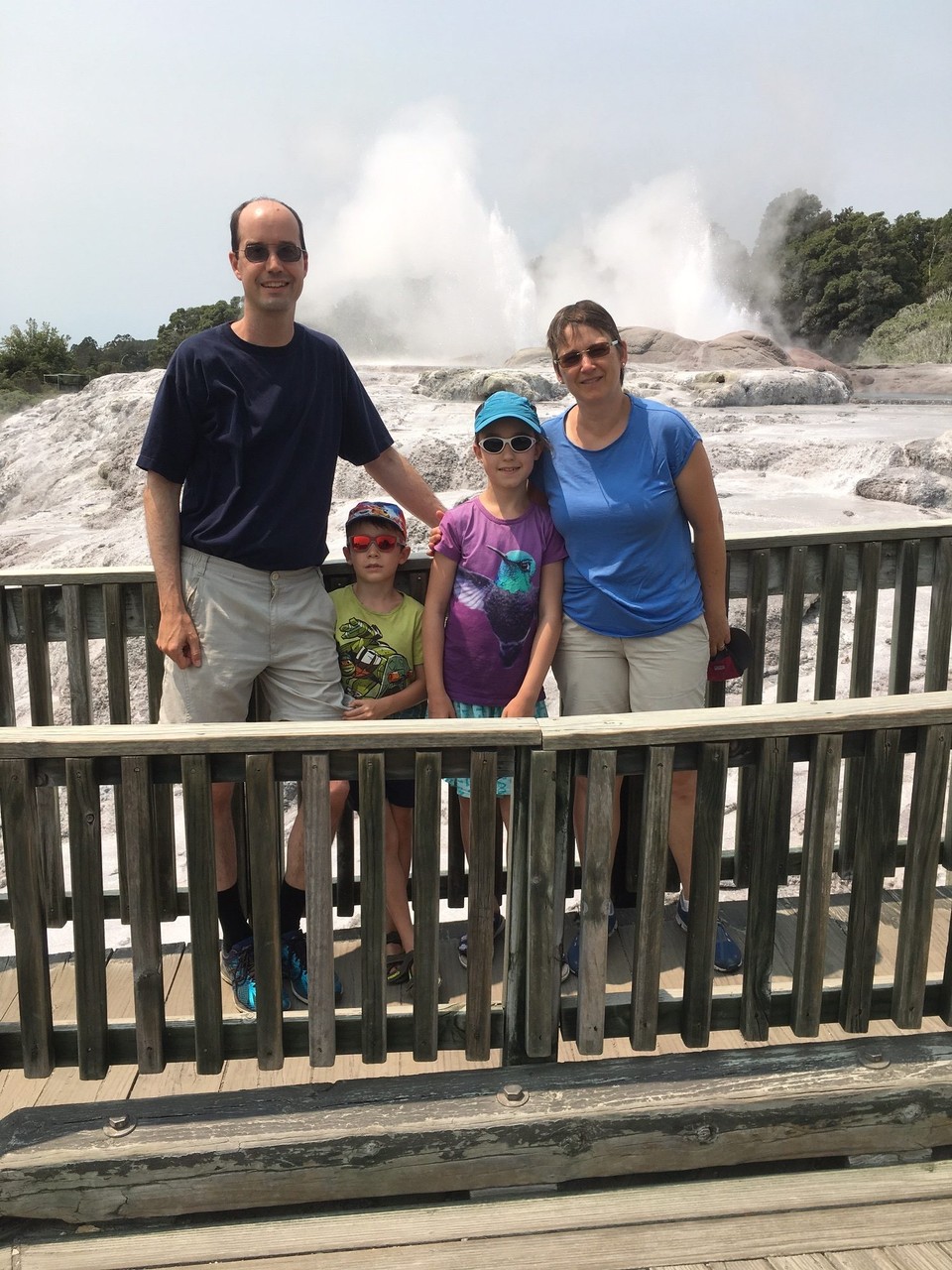 Neuseeland - Whakarewarewa - Vor dem Pohutu Geysir. Er bricht bis zu zwei Mal pro Stunde für längere Zeit aus und erreicht eine Höhe von bis zu 30 m.