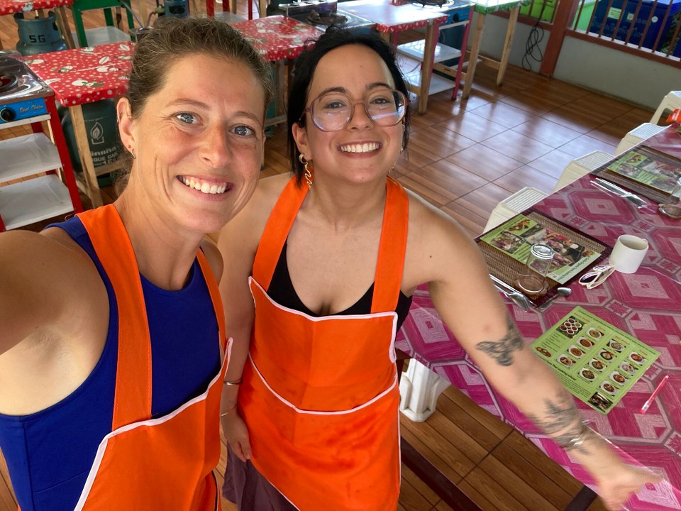 Thailand - Mae On - Heute wird thailändisch gekocht 🤓 Tara und ich versuchen uns neben acht weiteren Teilnehmern an verschiedenen Gerichten 😃