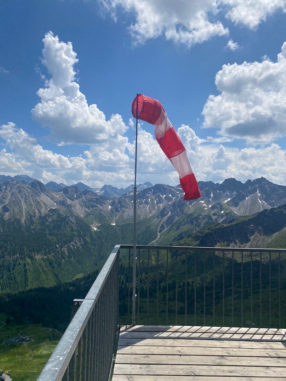 Deutschland - Oberstdorf - Auch sehr heiss hier oben, viel zu heiss für den heimischen Schnee.?nur noch Fitzelchen von Scneeplstten, die bei anhaltender Wörme restlich auch verschwinden werden.