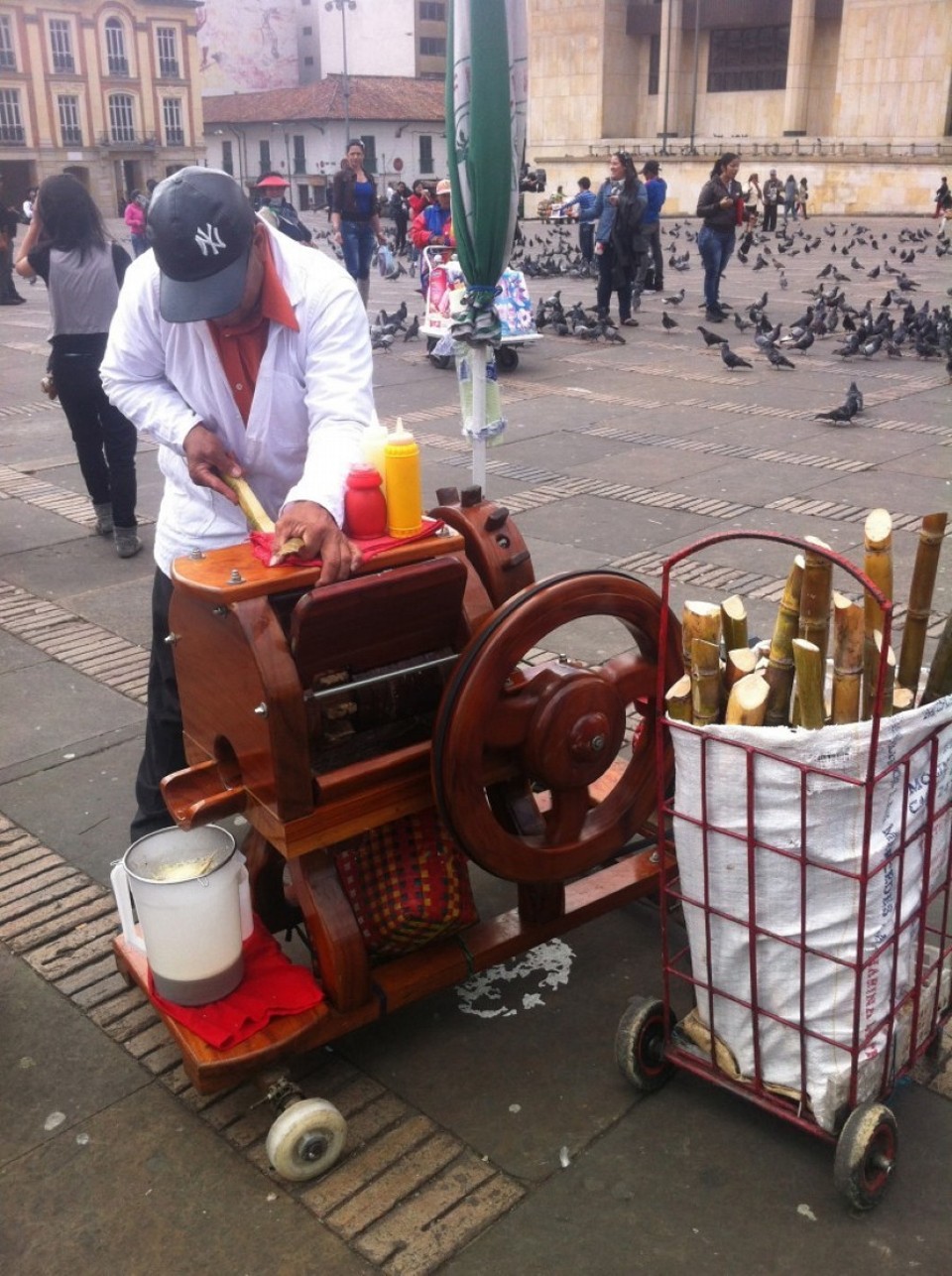 Colombia - Bogota - Zuckerrohrsaft bekommt man hier frisch gepresst....
