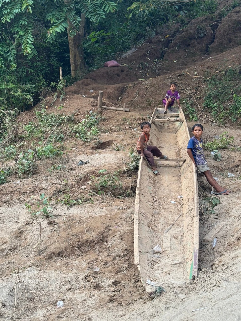 Laos - Nga - Begrüssungscomitee in der Remote Village
