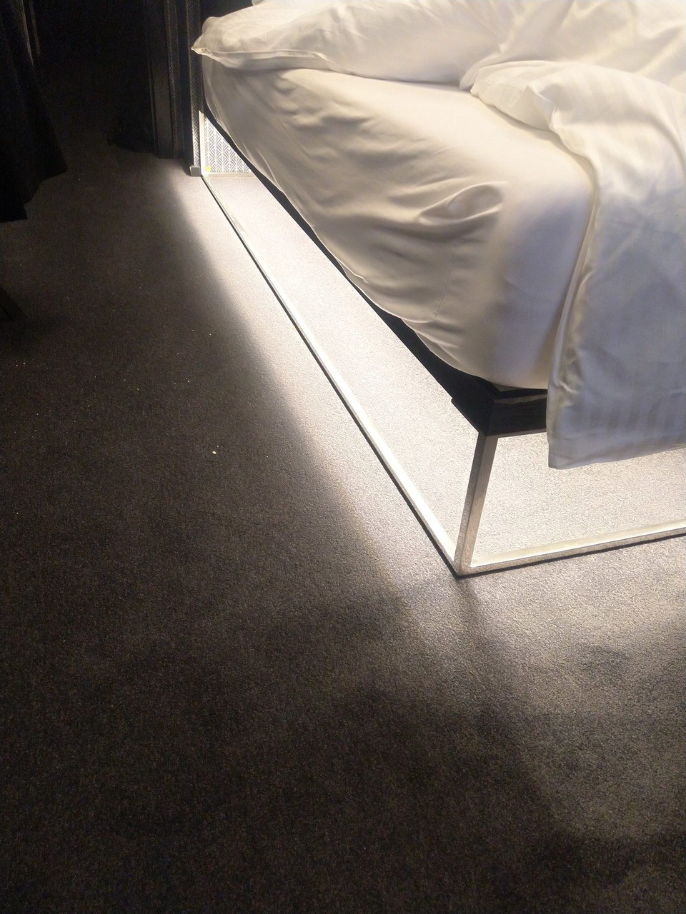 Tschechien - Prag - Hier gibt es, was ich lange nicht erlebt habe, sogar eine Minibar. Während ich noch ein gutes tschechisches, allerletztes Bier trinke, überlege ich, wie ich an mein Daheim-Bett eine Bettgestellunterbeleuchtung anbauen kann. Wie cool ist das hier bitte?
