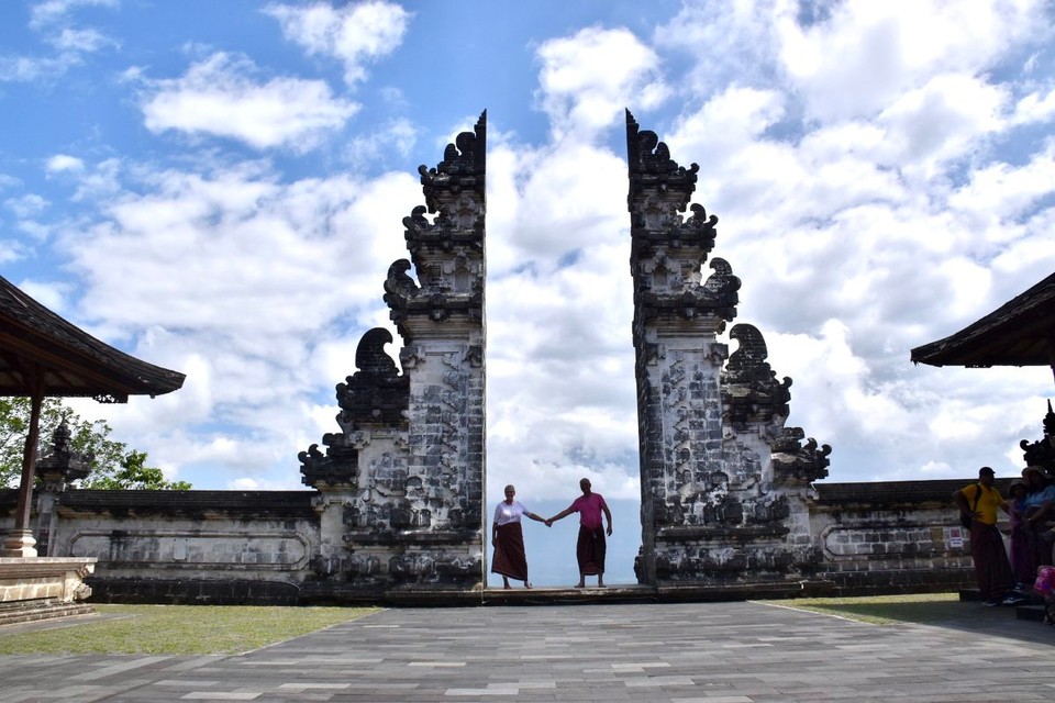 Indonesien - Karangasem - Der Lempuyang Temple wurde bekannt durch das Gate of Heaven. Dadurch zieht es nun eine riesige Menschenschar hierher um dieses bekannte Foto zu machen.
Was dann für das Internet und Instagram daraus gemacht wird, könnt ihr auf den nächsten Bildern sehen.