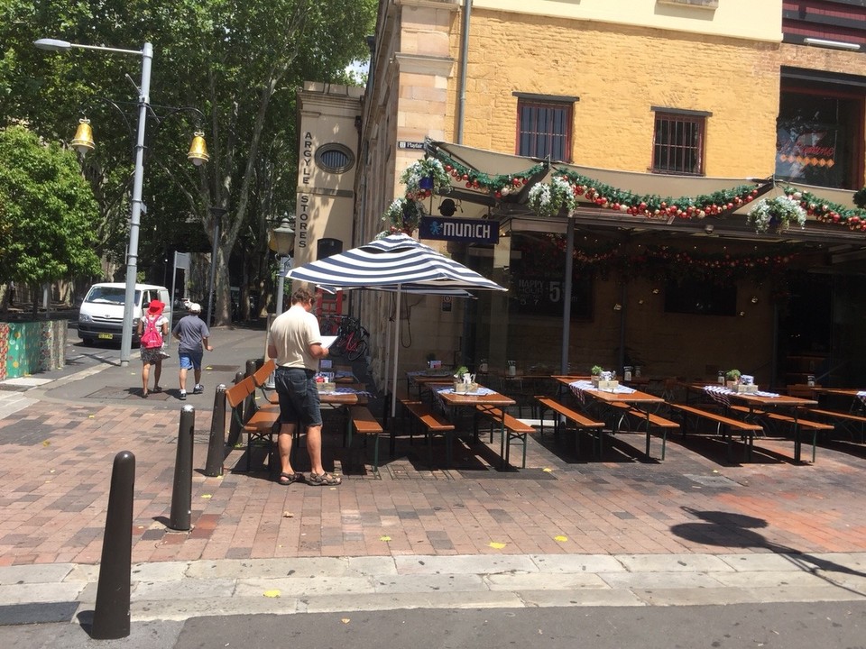 Australien - Cremorne Point - Wolfgang schaut ob es Weißwürste gibt 
