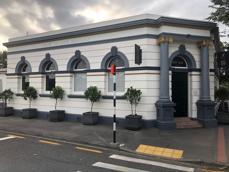 Neuseeland - Bay View - Bank mit alternativer Nutzung in Martinborough 🍷