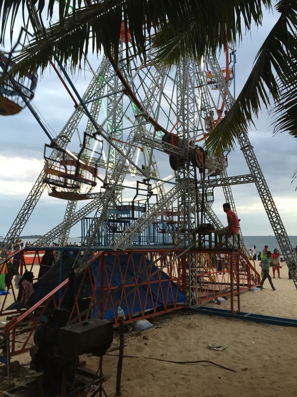 Indien - Udupi - Rummel mit allem Pipapo am Strand in Malpe (in der Nähe von Udupi). 