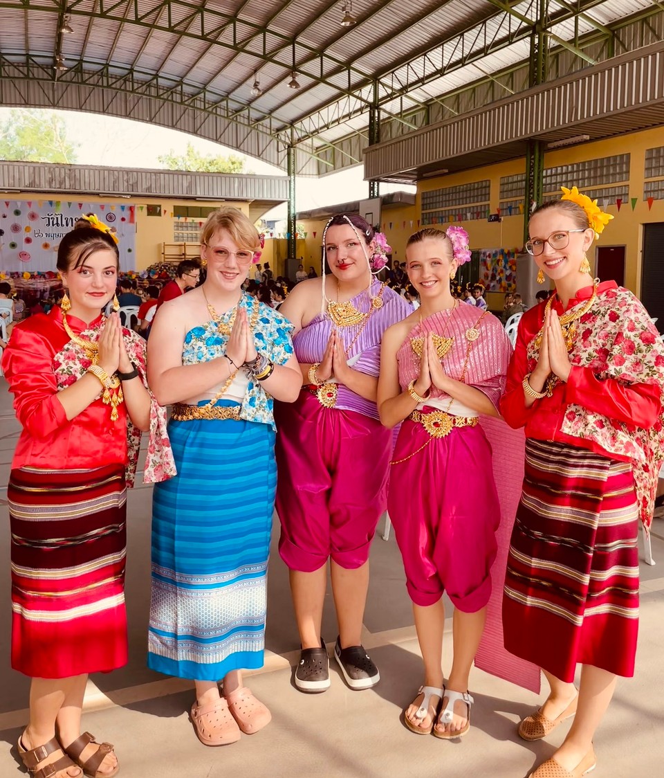 Thailand - Saraphi - Thai-Tag in der Schule. Wir haben den “4 regions Dance” getanzt.