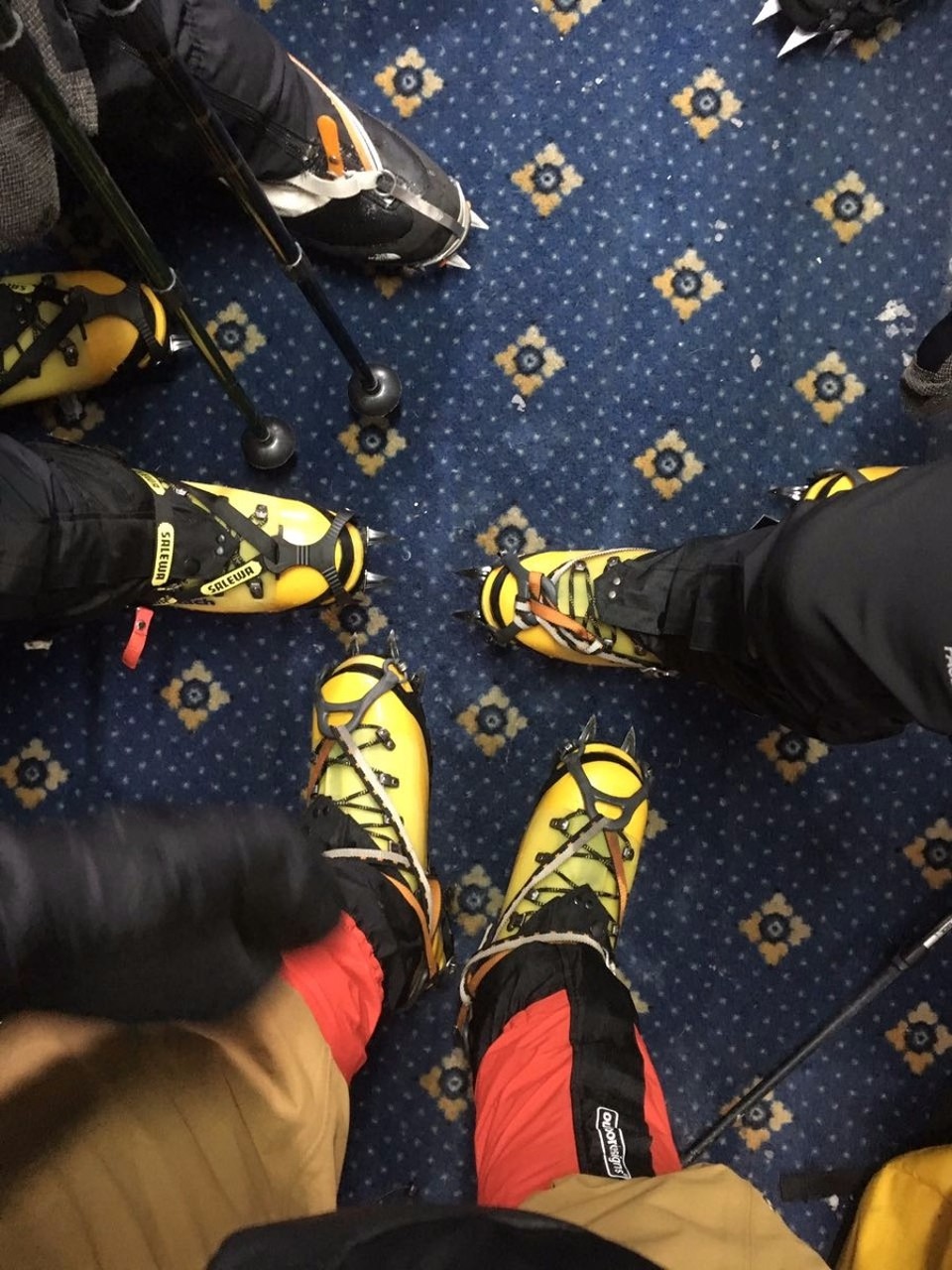 Russland - Terskol - Day 3:
Das sind mal echte Schuhe um jemanden mächtig in den Hintern zu treten. - Joe