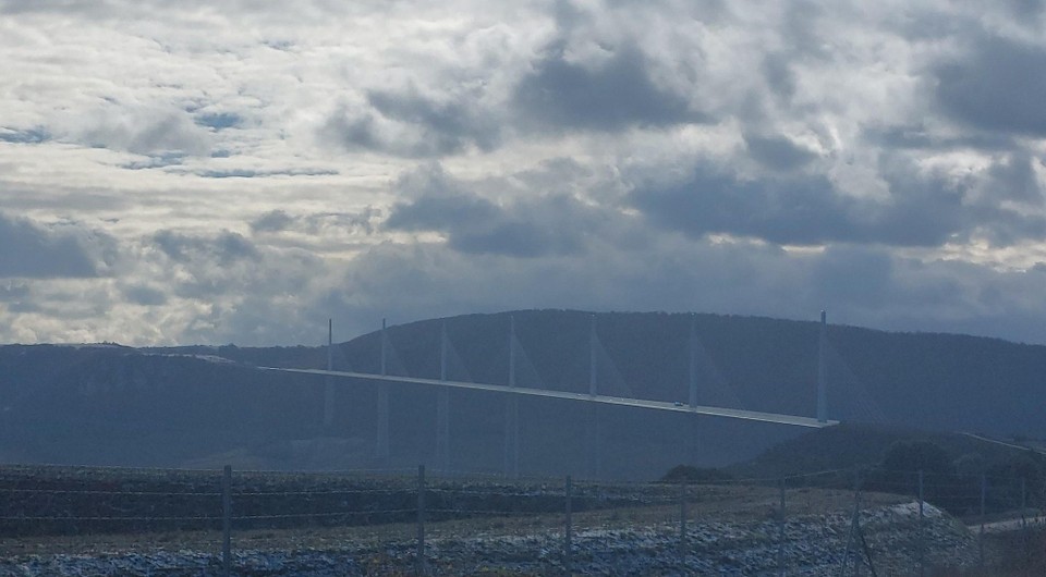 Frankreich - Banassac-Canilhac - Der Blick auf die Brücke ist umsonst, die Überfahrt kostet 30 €