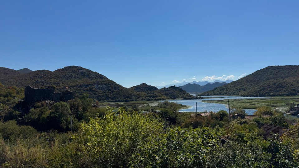 Montenegro - Žabljak - Von hier hat man einen schönen Blick auf dem Skadar See.
Übrigens haben wir vor einem Jahr auf der anderen Seite des See gestanden, auf der Albanischen Seite.