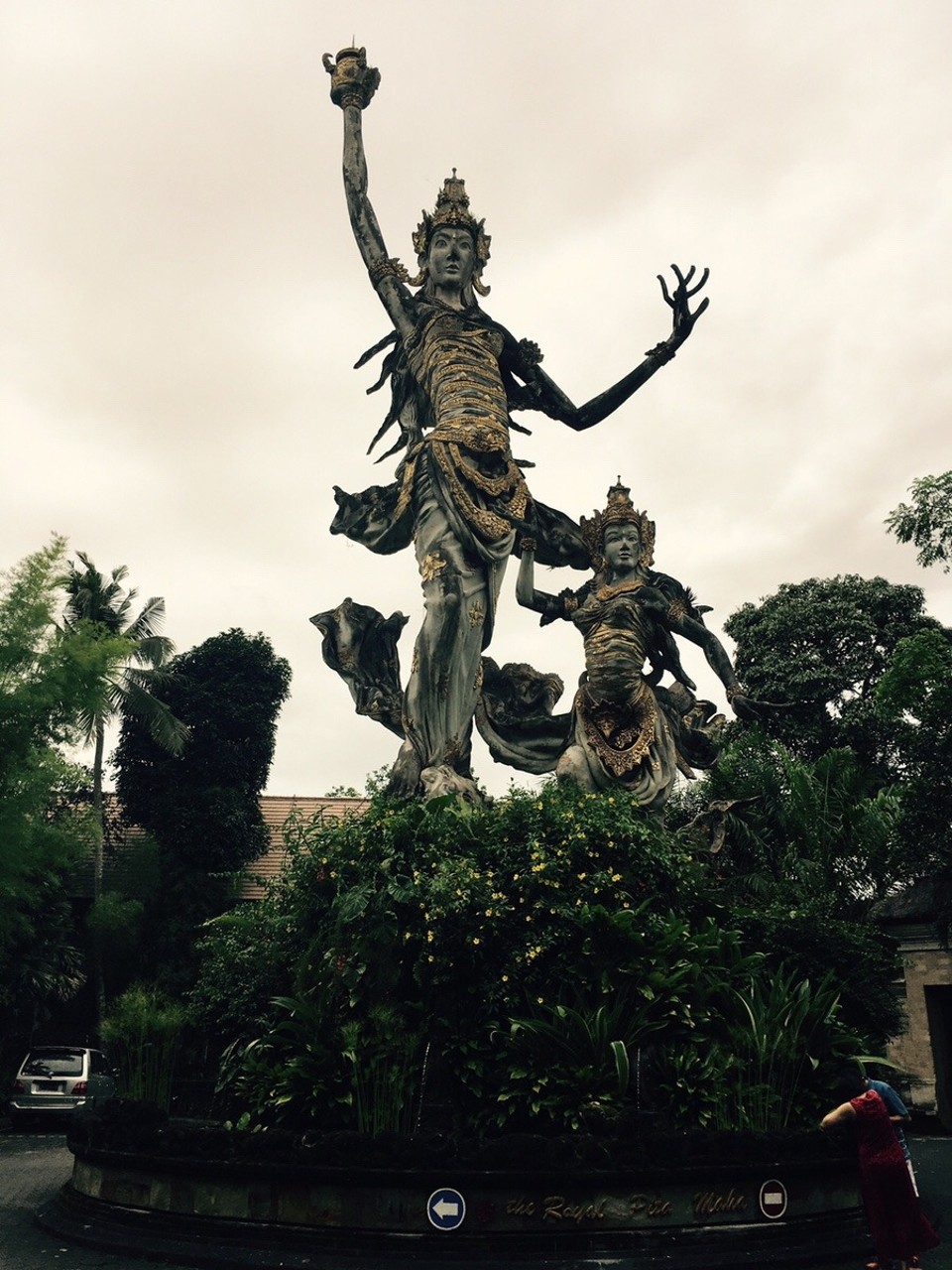 Indonesien - Gianyar - Diese riesige Statue steht am Eingang unseres Hotels, wir wissen nur leider nicht, welche Gottheit sie darstellt