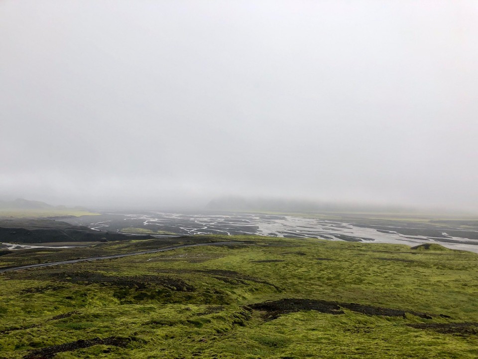 Island - Mýrdalshreppur - Unterwegs bekommen wir mehrmals den Eindruck, gerade in Richtung Mordor unterwegs zu sein... Das ist das Flussbett, welches geradewegs von der Katla her kommt... wie beruhigend...😯
