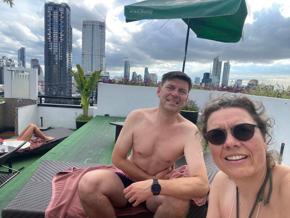 Thailand - Bangkok - Unser Hotel: das Furama in BKK.
Leider sind die Bilder im Internet gefühlt 20 Jahre alt. Das Zimmer sauber, aber mehr auch nicht. Der Pool war für uns natürlich toll und mehr brauchen unsere Jungs scheinbar auch nicht. Wir waren aber froh, als es weiterging. 