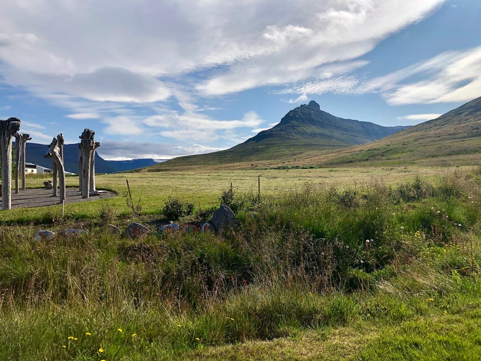 Island - Súðavík - Hier auf dem Spielplatz gibt es auch einen kleinen chilligen Skulpturenpark für die Erwachsenen... Sehr schön...