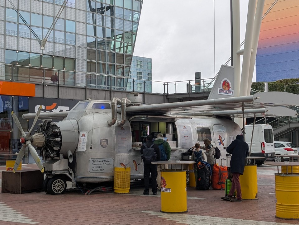 Deutschland - München - Eine Imbissbude als Flugzeug 