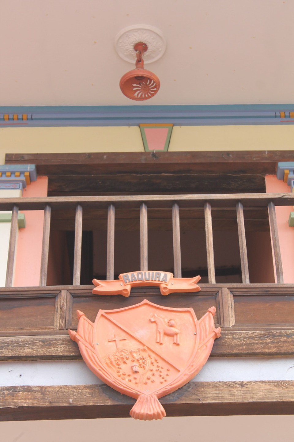 Colombia - Ráquira - Auch das Stadtwappen ist hier aus Ton.