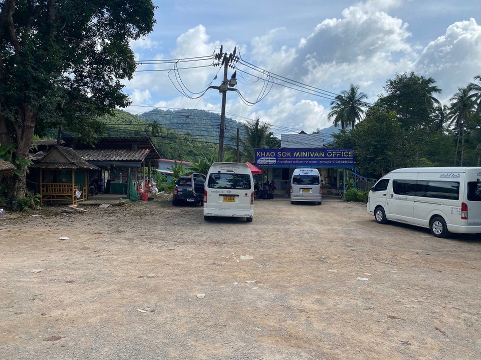 Thailand - Hua Hin - Der mittlere Van hat uns am Hotel eingesammelt.
Die Innenausstattung war unheimlich üppig in gold gehalten. Mit hübschen LEDs und viel Bling-Bling. Leider kein Foto gemacht.