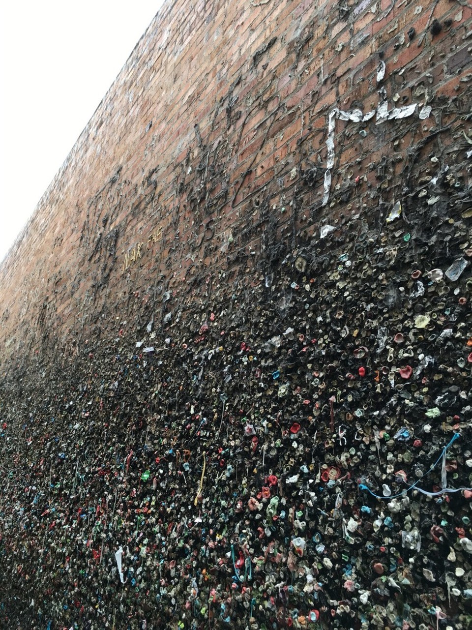 USA - Pismo Beach - Und hier haben wir die berühmte die Kaugummi-Gasse. 
Bitte fangt bei uns daheim nicht an so etwas zu machen. Kommt hier her und klebt euren Kaugummi an diese Wand. 