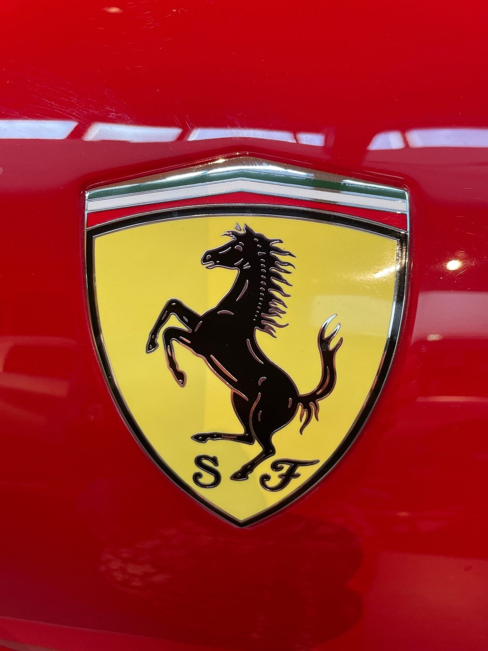 Italien - Bologna - Das Ferraripferd hat nichts mit Pferdestärken zu tun sondern mit dem Gefallen von Enzo Ferrari an der Kavallerieregiments Piemonte Cavalleria.