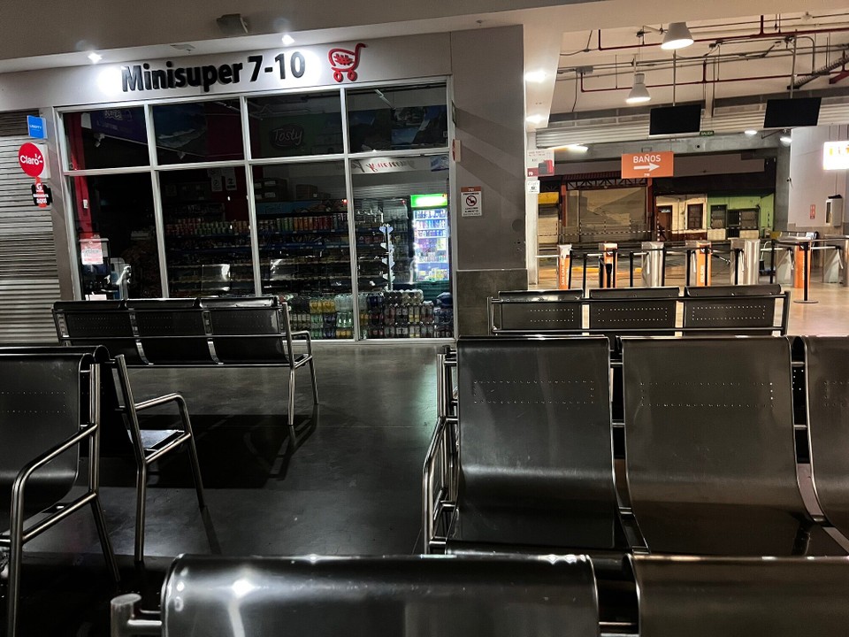 Costa Rica - La Fortuna - Gester hani denn mit de Österricherin mitem Bus uf La Fortuna welle aber mer hend de Bus verpasst. De Hoteltyp het abote, dass sin Kolleg eus für 120€ wür abhole. Nach 3 stund warte simmer denn elei ah dem Bahnhof im Dunkle gstande