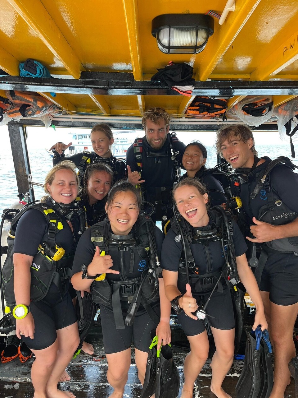 Thailand - Ko Pha-ngan - Dive instructor at the back. IN LOVE