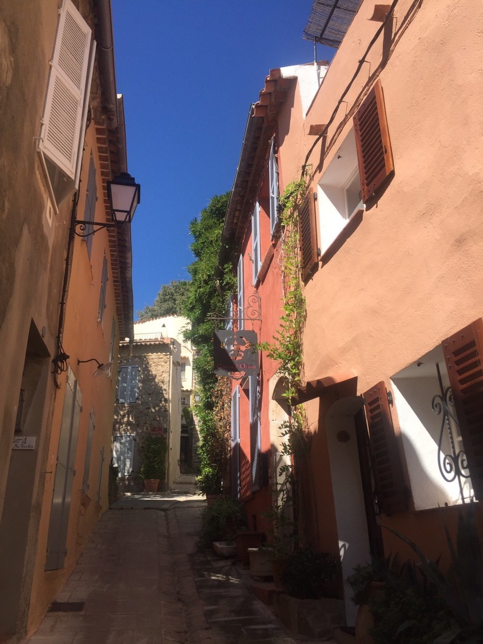  - Frankreich, Grimaud, Das Dorf auf dem Berg - Restaurants :D