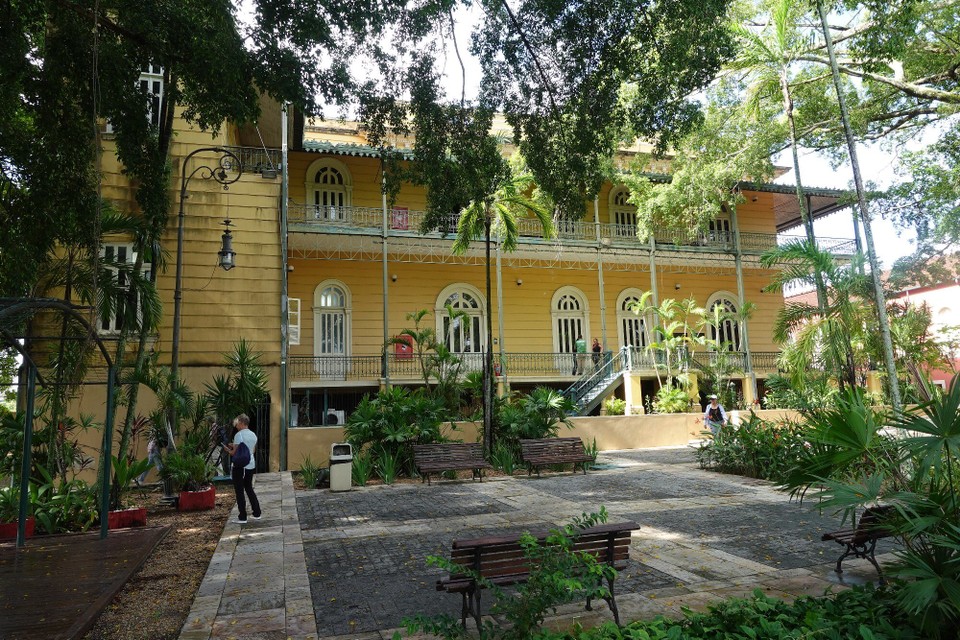 Brasilien - Manaus - hënnischt Façade mat Gaart