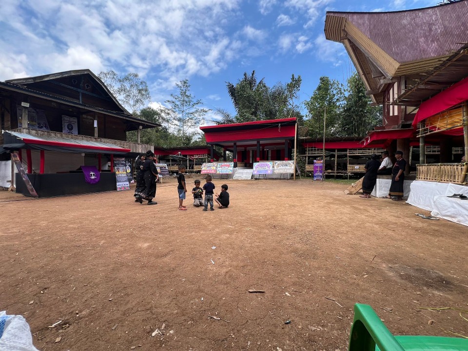 Indonesien - North Toraja Regency - Ich bin dank meines Guides zur Trauerfeier eingeladen. Es ist der wichtigste Tag, der Zeremonie. Alle Bekannten und Verwandten kommen um den verstorbenen, bzw. den Hinterbliebenen ihre Aufwartung zu machen 