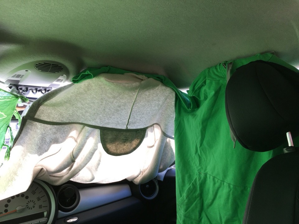 USA - Carmel-by-the-Sea - Ohh falls ihr mal kein Zelt aufbauen könnt, weil es zu stark windet (sagt man windet?), so kann man das auch machen wenn man im Auto schläft und nicht will das jemand rein schaut