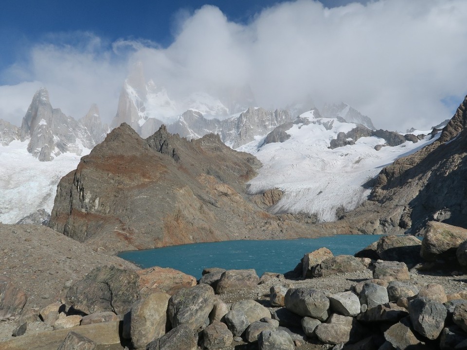 Argentina - El Chaltén - montee au fitz roy, 1 km 400 m de denivele....il est cache, le ciel ailleurs est bleu, il y a un vent de malade... Grrrr