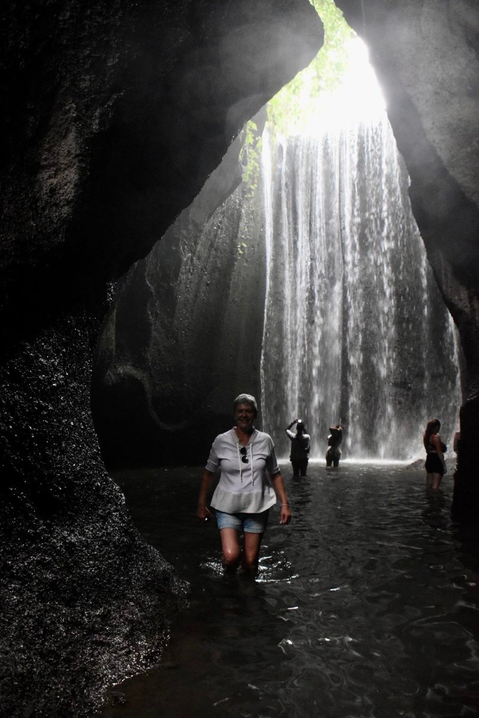 Indonesien - Karangasem - Weiter in Richtung Ubud war unser nächstes Ziel der Tukad Cepung Waterfall, Mitten im Regenwald ging es etliche Stufen ins Tal (ich weiß noch gar nicht wie ich da wieder hochkomme)
Durch eine Felsspalte ergoss sich der Fluss in eine Höhle. 