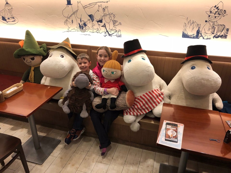 Japan - Sumida-Ku - Zvieri–Pause im Moomin–Café beim Skytree.