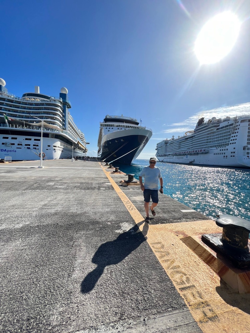 St. Martin - Saint Martin - Von links nach rechts
Aidaperla, Celebrity Millennium und Norwegian Epic
und Heinz 😘