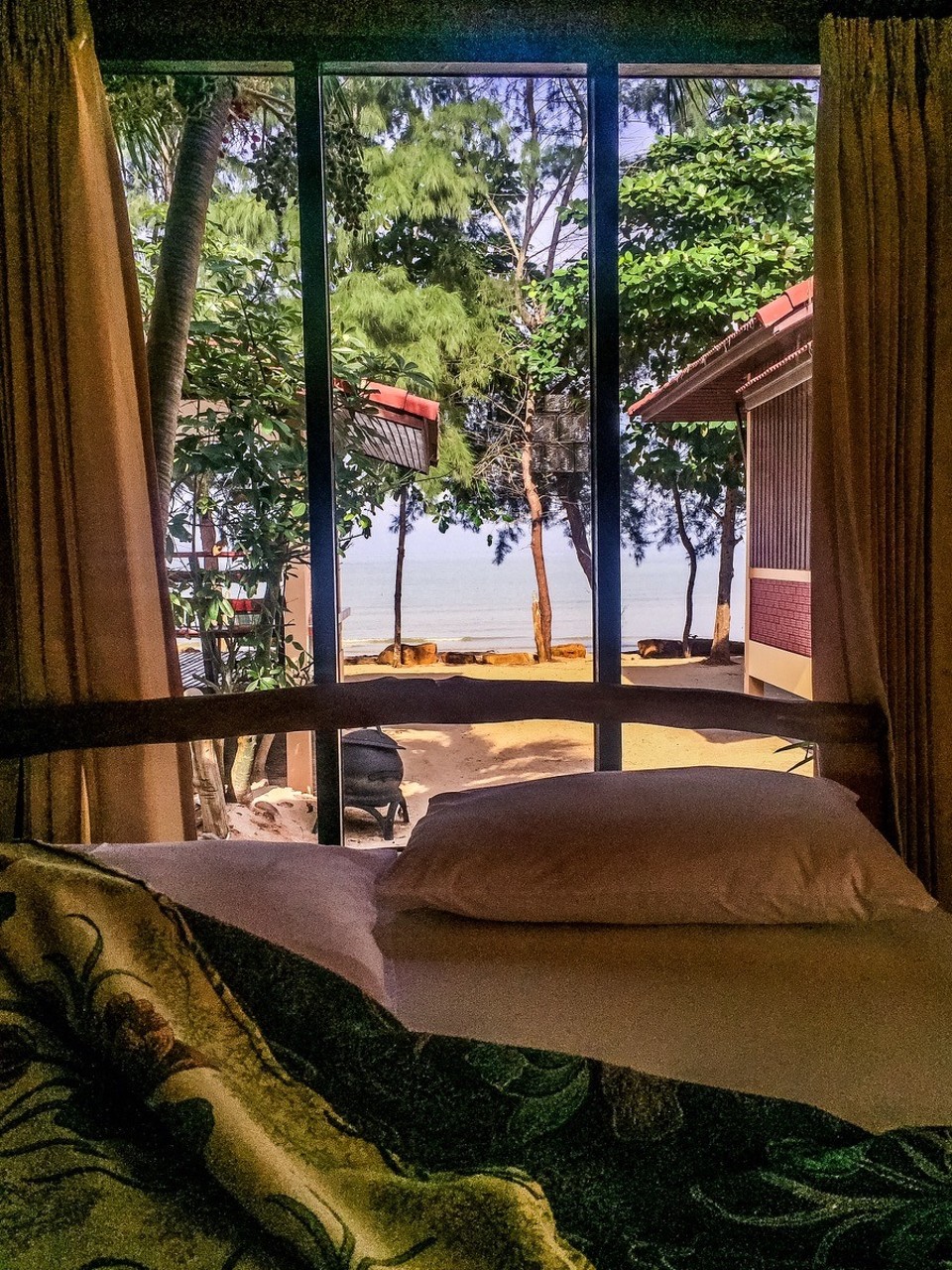  - Chaiya - Bed with a view. Knapp vor 22:00h geb' ich w.o. und träume von Planken, die sich als Brücke verkleiden.
Gute Nacht!