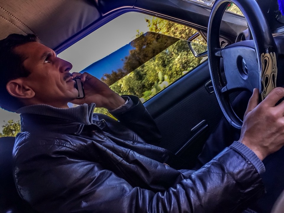 Marokko - Azrou - Er macht mich nervös.
Auf engen, kurvigen Straßen mit selbstmörderischem Gegenverkehr greift der Fahrer nonchalant zum Handy. Lustig, dass ich erst in einem Auto erkenne, wie gefährdet ich auf dem Rad bin.