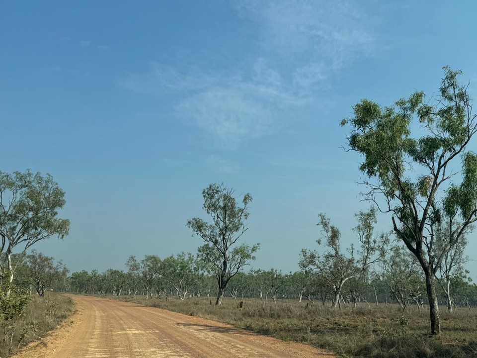 Australien - Mataranka - Zimmli ruch dia Schotterpischta...