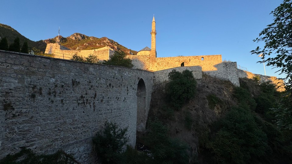 Bosnien und Herzegowina - Jajce - Nächster Halt : Travnik
Wahrzeichen ist die Festung Travnik. Sie thront majestätisch über der Stadt und bietet einen wunderschönen Ausblick. Heute zählt sie zu den am besten erhaltenen Altstadtburgen des Landes.