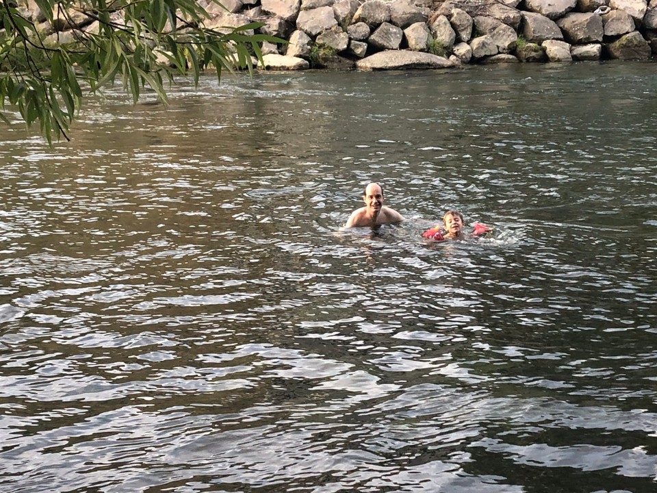 Neuseeland - Manunui - Der Campingplatz liegt am Whanganui River, in dem sich Roman, Lara und Nicolas noch kurz abkühlen.